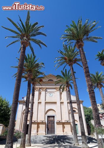 Immagine Una chiesa di Ile-Rousse, Isola Rossa in Corsica