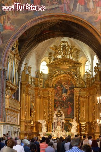 Immagine Un'immagine della messa domenicale all'interno di una chiesa di L'Isle-sur-la-Sorgue, in Provenza (Francia) - foto © Oleg Znamenskiy / Shutterstock.com