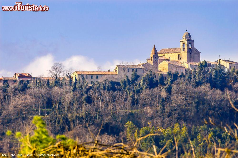 Immagine Una chiesa di Mondaino di Rimini fotografata da Belvedere Fogliense, villaggio delle Marche