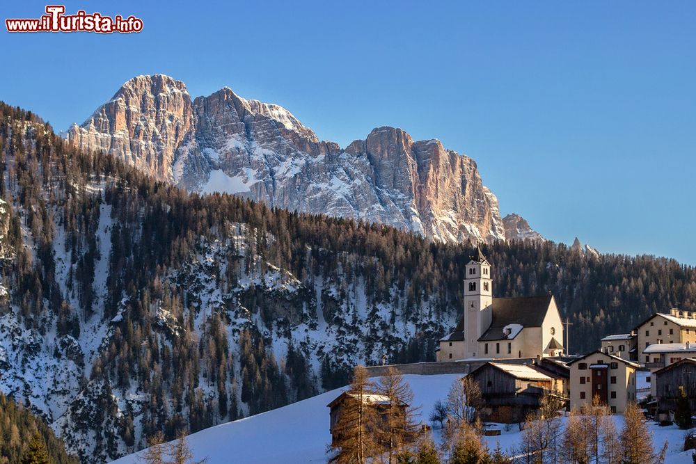 Immagine Una chiesa di montagna nella piccola cittadina di Selva di Cadore, Veneto.  Sullo sfondo, il picco della Civetta nelle Dolomiti di Zoldo.
