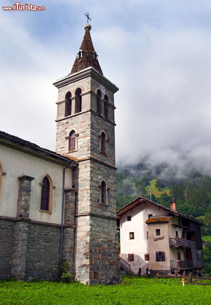 Immagine Una chiesa e un vecchio edificio di Evolene, Svizzera.