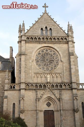 Immagine Una chiesa gotica a Dinan, Bretagna. La cittadina fu in epoca medievale un importante centro religioso e ancora oggi sono visibili alcuni conventi risalenti a quell'epoca - foto © Ana del Castillo / Shutterstock.com