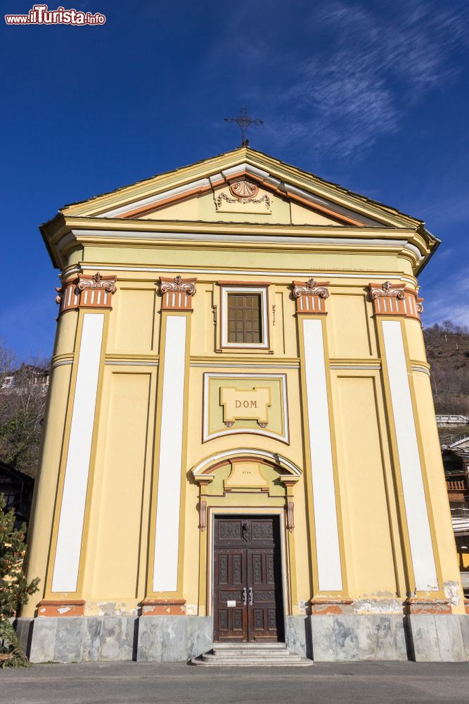 Immagine Una chiesa in centro a Condove in Piemonte, siamo in Val di Susa
