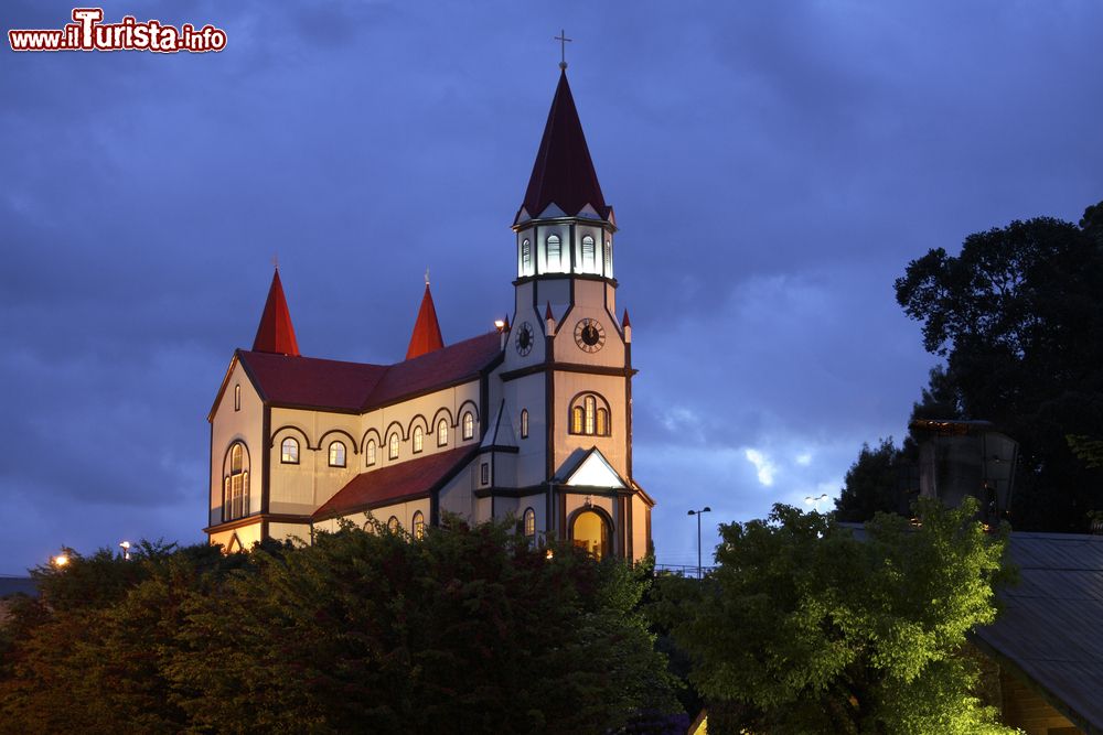 Immagine Una chiesa in legno illuminata di notte a Puerto Varas, Cile.