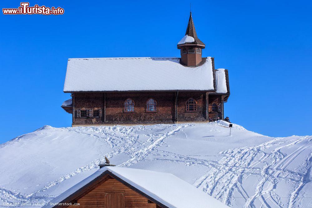 Immagine Una chiesa in legno in inverno a Stoos in Svizzera, Canton Svitto. - © Denis Linine / Shutterstock.com