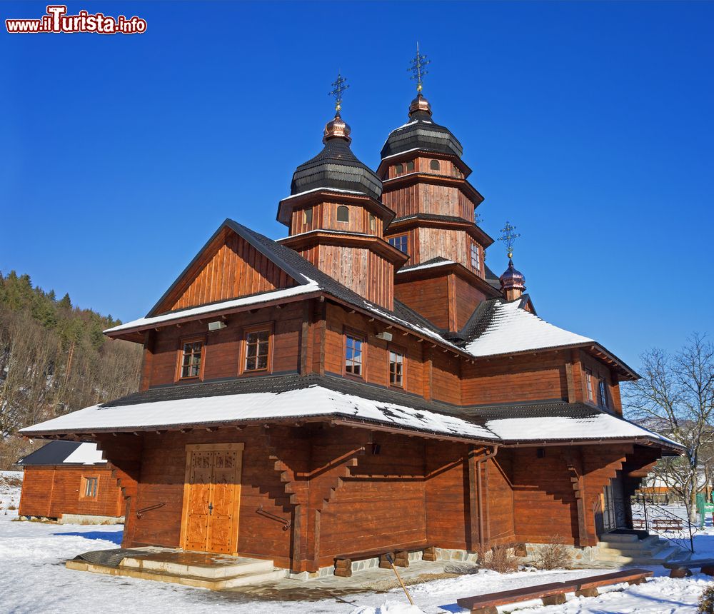 Immagine Una chiesa in legno nell'oblast di Ivano-Frankivsk sulla strada per Bukovel, Ucraina, in inverno con la neve.