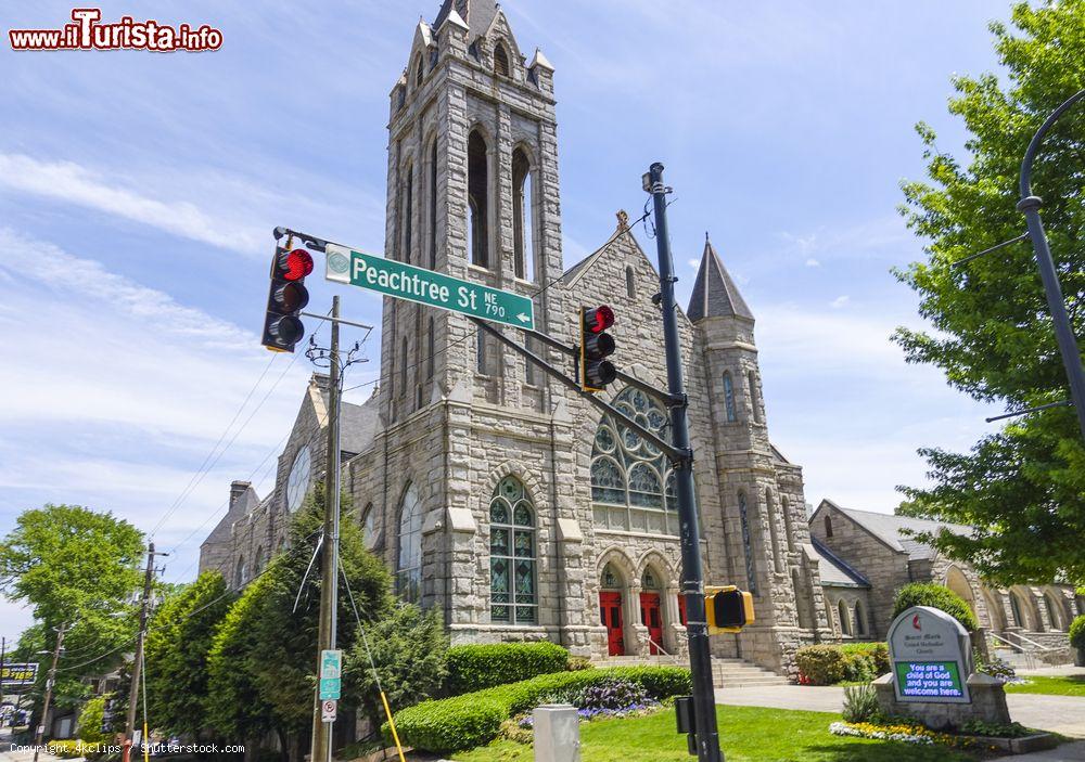 Immagine Una chiesa in Pechtree Street nella città di Atlanta, Stati Uniti d'America. Di particolare pregio il rosone con le decorazioni sopra l'ingresso principale - © 4kclips / Shutterstock.com