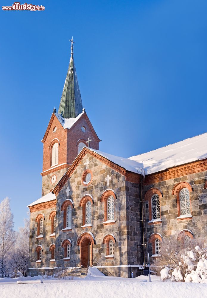 Immagine Una chiesa in pietra a Kuopio, Finlandia, in una soleggiata giornata invernale.