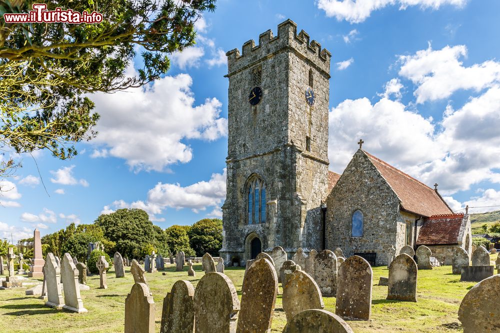 Immagine Una chiesa in pietra con il cimitero sull'isola di Wight, Inghilterra.