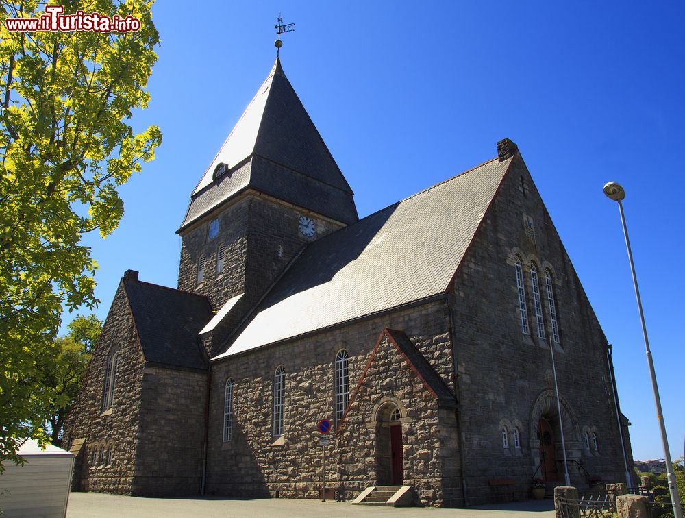 Immagine Una chiesa in pietra nel centro storico di Kristiansund, Norvegia. Siamo nel distretto di Nordmore, nella contea di More og Romsdal.