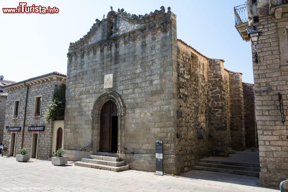 Immagine Una chiesa in pietra nel centro storico di Tempio Pausania in Sardegna - © Massimo Campanari / Shutterstock.com