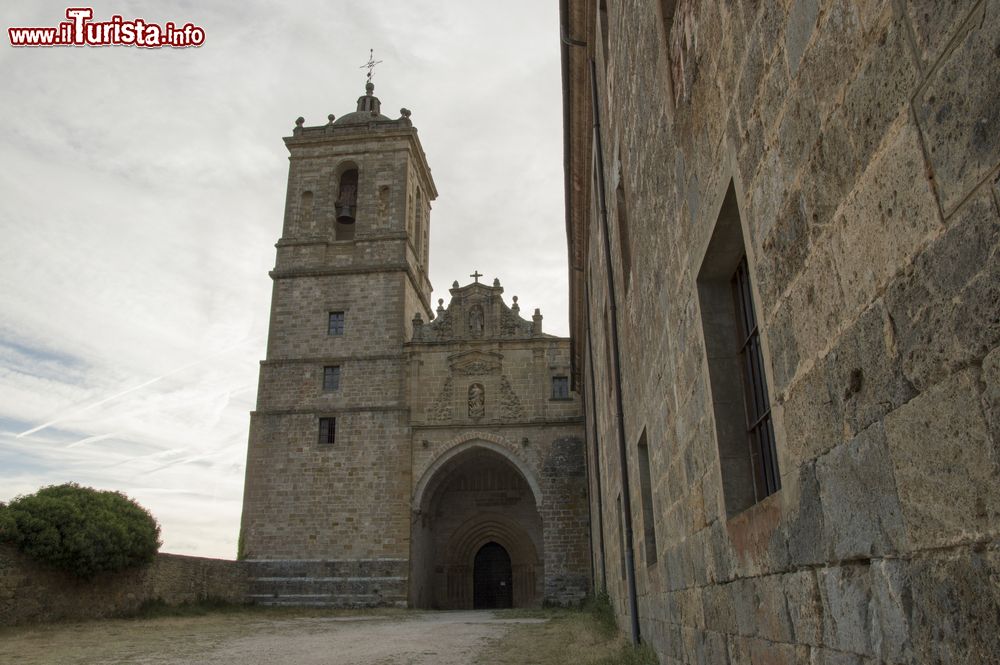 Immagine Una chiesa lungo la strada da Estella a Los Arcos, Spagna.