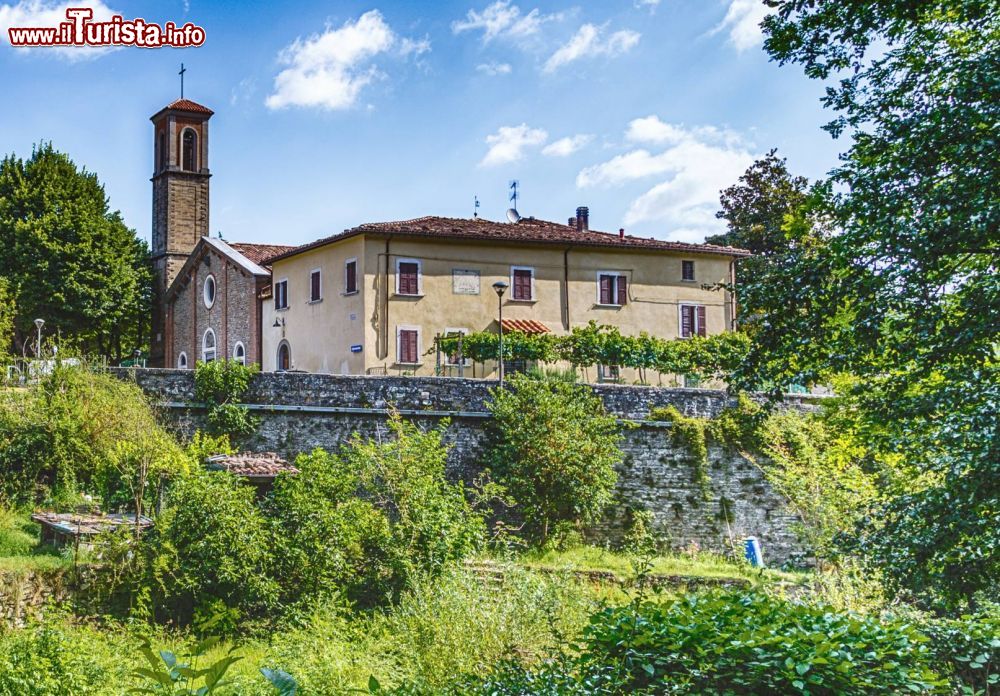 Immagine Una chiesa lungo la valle del Tramazzo in Romagna