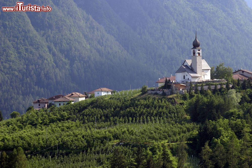 Immagine Una chiesa nei dintorni di Tuenno tra le montagne della Val di Non (Trentino Alto Adige).