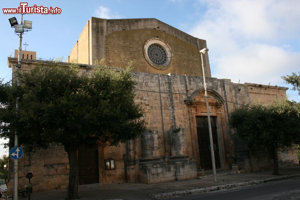 Immagine Una chiesa nel borgo di Carovigno in Puglia