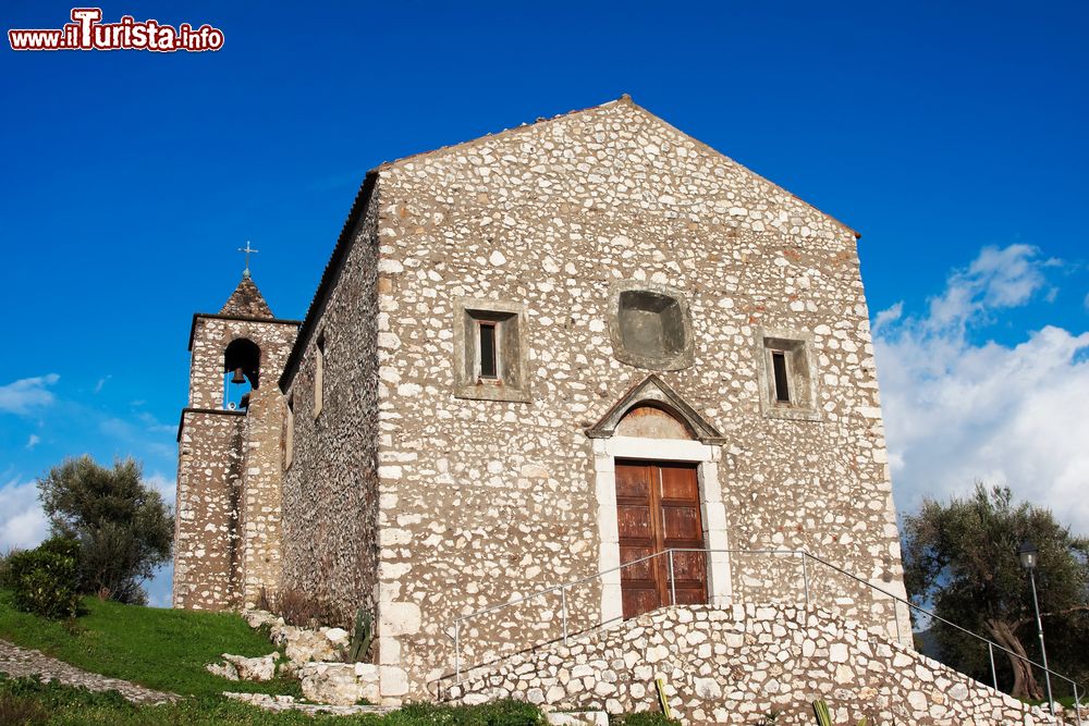 Immagine Una chiesa nel borgo di Vairano Patenora in Campania