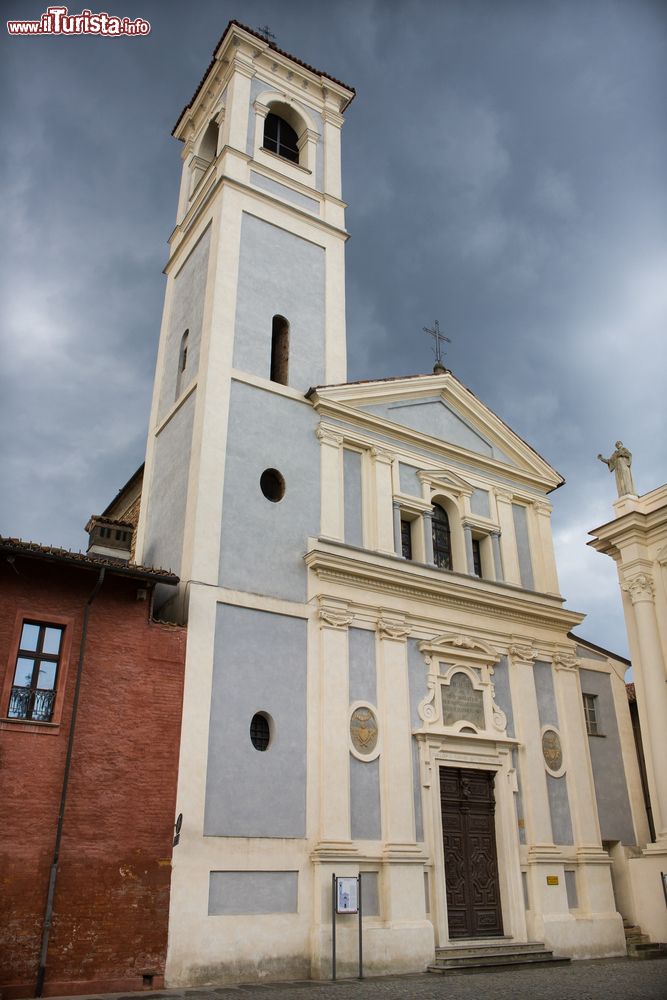 Immagine Una chiesa nel centro di Cherasco in Piemonte