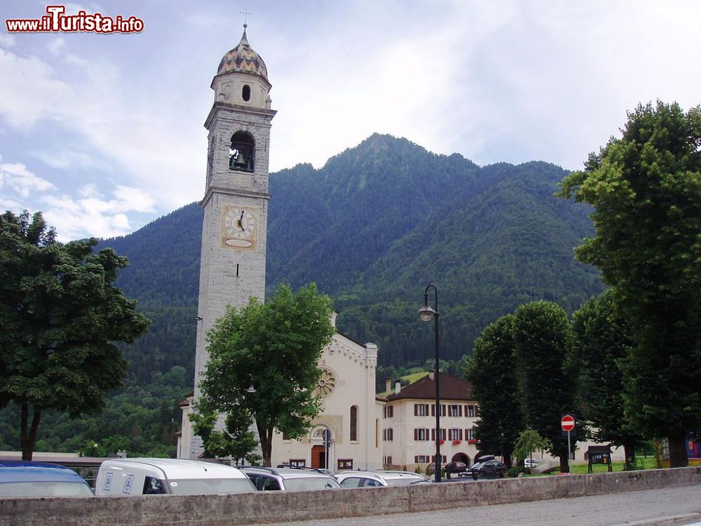 Immagine Una chiesa nel centro di Tione di Trento, Valli Giudicarie - © Wakowlk - CC BY-SA 4.0, Wikipedia