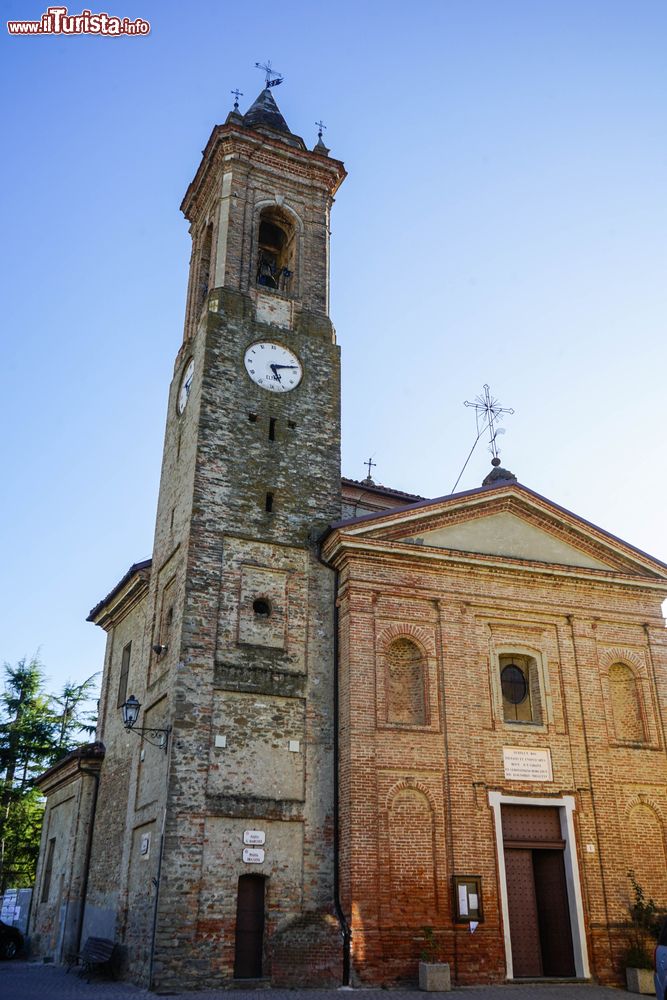 Immagine Una chiesa nel centro storico di Sinio in Piemonte