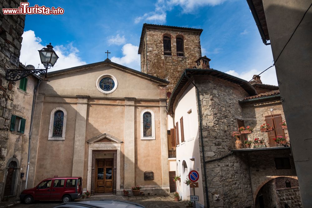 Immagine Una chiesa nel cuore del borgo di Montieri in Toscana, provincia di Grosseto