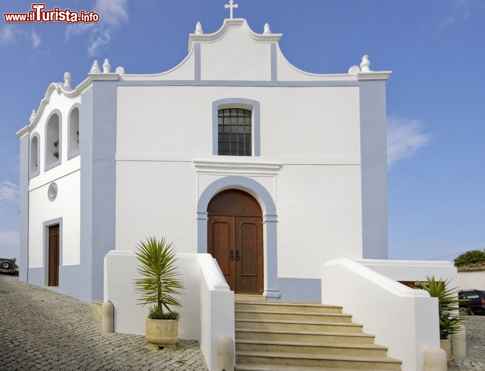 Immagine Una chiesa nella città di Aljezur, Portogallo. Questa bella località si trova nell'estremità sud occidentale dell'Algarve.
