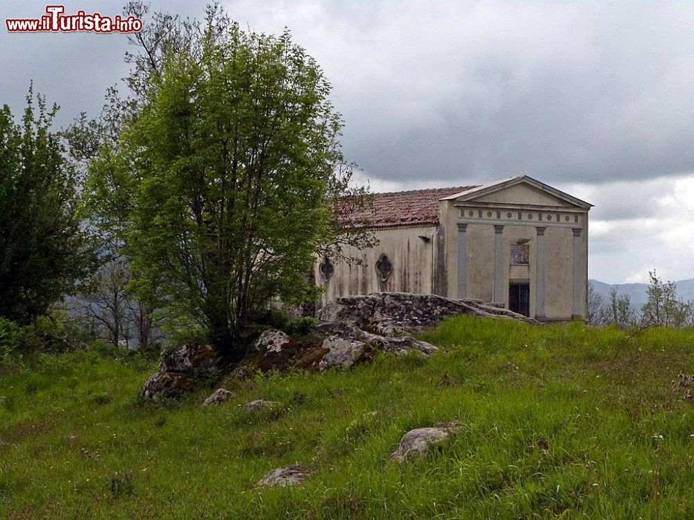 Immagine Una chiesa nelle campagne di Moio della Civitella in Provincia di Salerno Di Ziegler175 - Opera propria, CC BY-SA 3.0, Collegamento