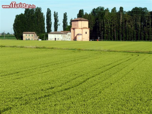 Immagine Una chiesa nelle campagne di Sant'Agostino di Ferrara - © www.cittadeltartufo.com