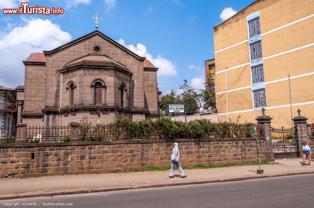 Immagine Una chiesa ortodossa affacciata su una strada del centro di Addis Abeba, Etiopia - © milosk50 / Shutterstock.com