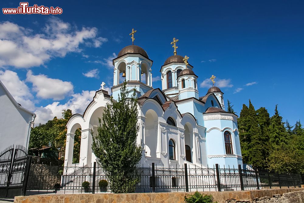 Immagine Una chiesa ortodossa nel villaggio di Gurzuf nei pressi di Jalta, Crimea.