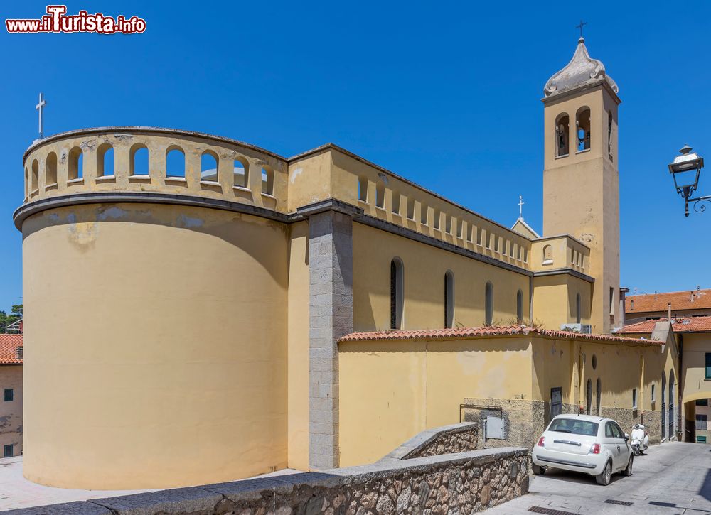 Immagine Una chiesa parrocchiale nel centro di Porto Santo Stefano in Toscana