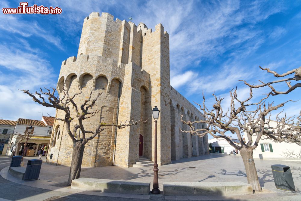 Immagine Una chiesa presbiteriana nel centro storico di Saintes Maries de la Mer in Provenza