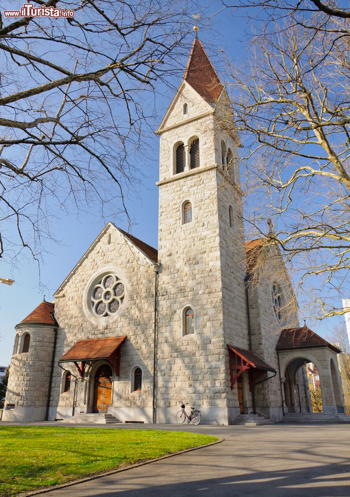 Immagine Una chiesa protestante con campanile nella città di Zugo, Svizzera.