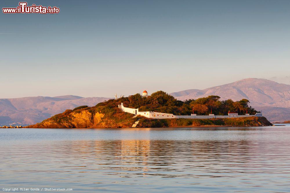 Immagine Una chiesa sull'isolotto di Inousses, Grecia. In totale l'arcipelago accoglie 11 isolotti che si estendono su una superficie di 18 km quadrati - © Milan Gonda / Shutterstock.com