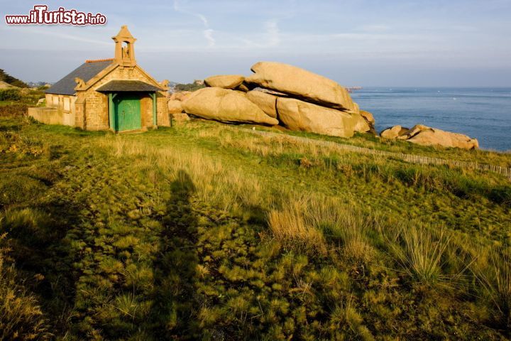 Immagine Una chiesetta a fianco delle tipiche formazioni rocciose a Ploumanac'h, Bretagna (Francia) 