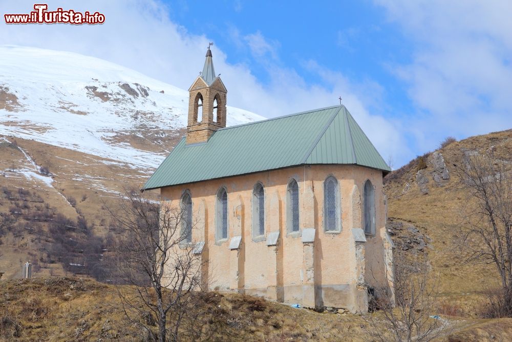 Immagine Una chiesetta a Valloire, Alpi francesi, nella stazione sciistica Galibier-Thabor.