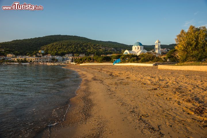 Immagine Una chiesetta bianca con la cupola azzurra sulla spiaggia di Scala, isola di Angistri, Grecia - © siete_vidas / Shutterstock.com