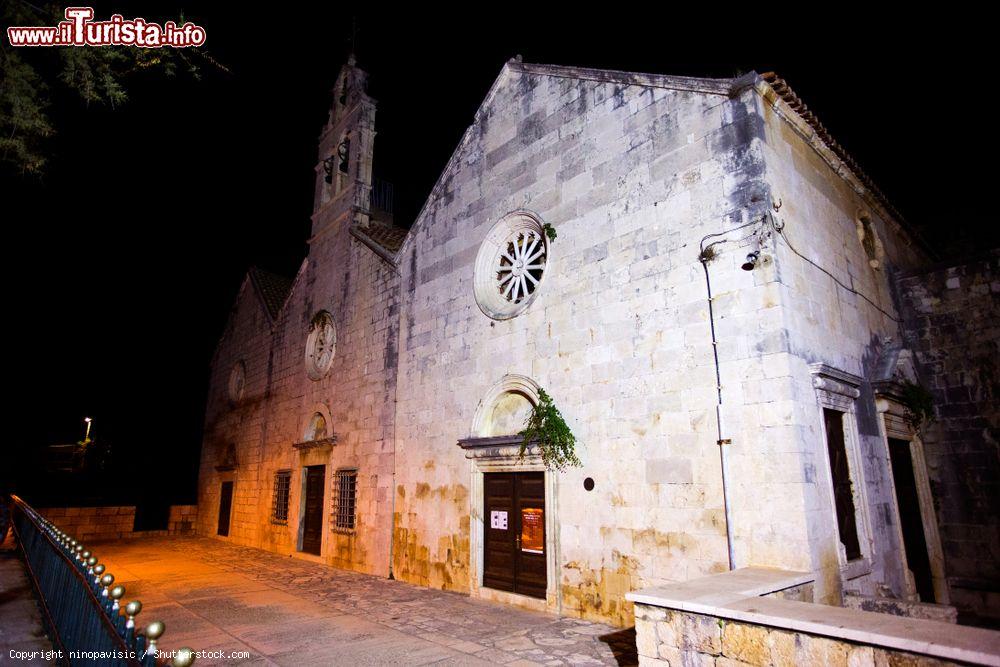 Immagine Una chiesetta by night nella città di Komiza, isola di Vis, Croazia. Secondo centro urbano dell'isola, Komiza è un suggestivo borgo di pescatori dal fascino indiscusso: qui troverete stradine strette e ripide fiancheggiate da case basse e in sasso - © ninopavisic / Shutterstock.com
