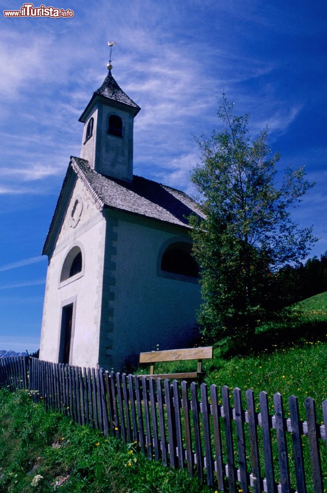 Immagine Una chiesetta campestre a Dobbiaco in estate, provincia di Dobbiaco, Trentino Alto Adige.