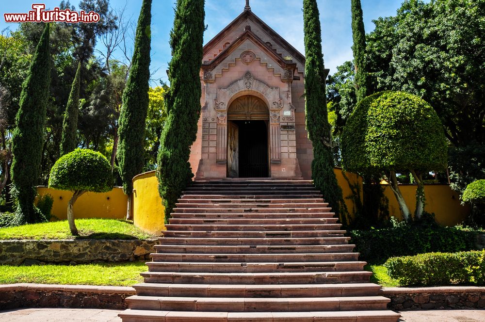 Immagine Una chiesetta con scalinata a Puebla, Messico.