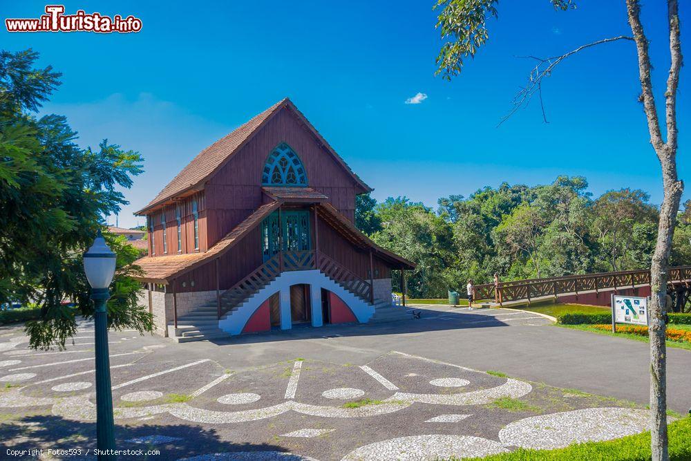 Immagine Una chiesetta edificata nel cuore della foresta germanica a Vista Alegre nei pressi di Curitiba, Brasile - © Fotos593 / Shutterstock.com