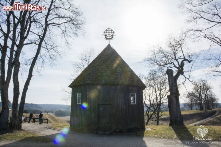 Immagine Una chiesetta in legno nei pressi del villaggio di Kernave, Lituania.