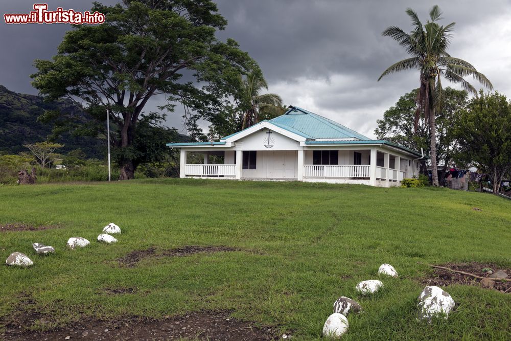 Immagine Una chiesetta in legno nell'isola di Viti Levu, Figi.  La maggioranza della popolazione è di fede cristiana.