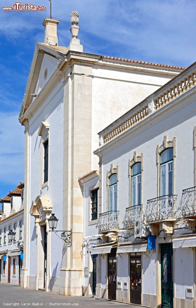 Immagine Una chiesetta in Praca do Marques de Pombal a Vila Real de Santo Antonio, Algarve, Portogallo - © Caron Badkin / Shutterstock.com