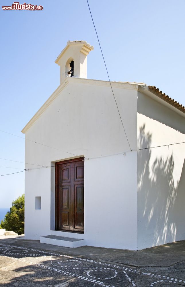 Immagine Una chiesetta intonacata di bianco nella città di Calpe, Spagna.