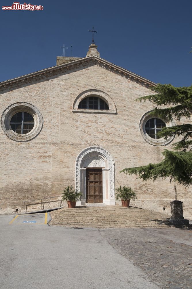 Immagine Una chiesetta nel borgo antico di Recanati, provincia di Macerata, Marche.