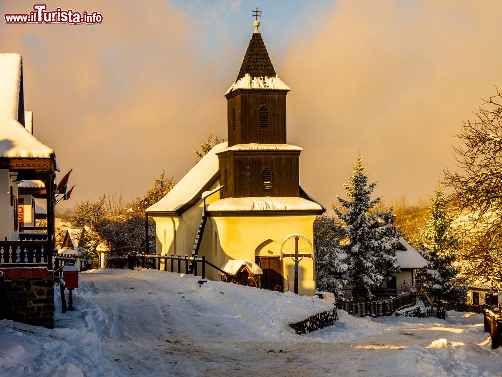Immagine Una chiesetta nel centro del villaggio di Holloko in inverno con la neve (Ungheria).
