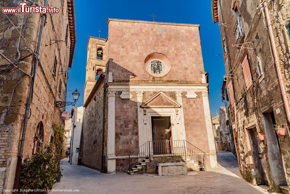 Immagine Una chiesetta nel centro storico di Pitigliano, Toscana. Il borgo viene anche chiamato "piccola Gerusalemme" per la presenza di una comunità ebraica - © DiegoMariottini / Shutterstock.com