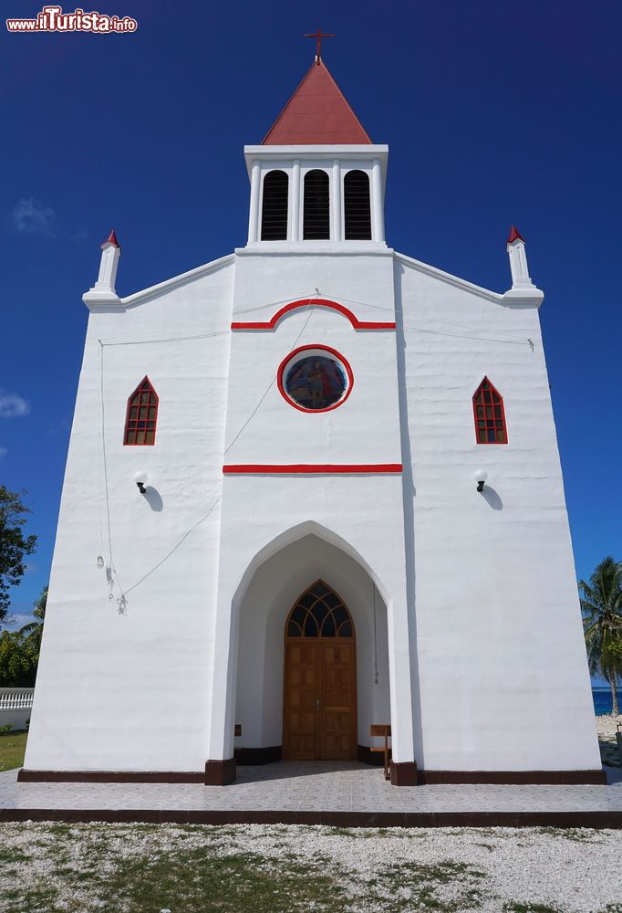 Immagine Una chiesetta nel villaggio di Avatoru, atollo di Rangiroa, Tuamotu, Oceano Pacifico. Avatoru è il principale paese dell'atollo: si trova nella parte nord-occidentale.
