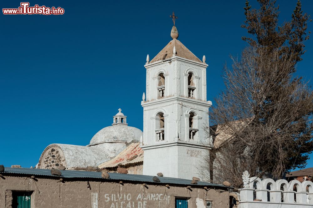 Immagine Una chiesetta nel villaggio di Jirira sulla "Ruta Intersalar" a Oruro, Bolivia (Sud America).