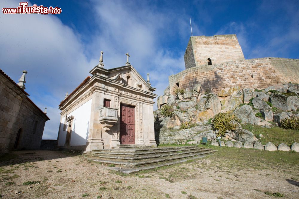 Immagine Una chiesetta nel villaggio portoghese di Marialva. Abitato già nel VI° secolo a.C. questo centro vanta origini antiche; fu occupato dai romani, dagli svevi e dagli arabi che si insedirono nel suo castro difensivo.